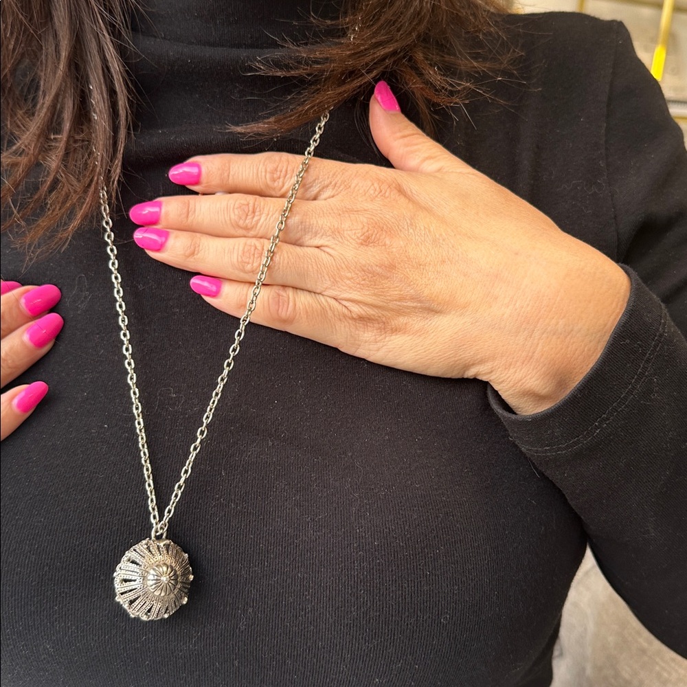 Layered Vintage-Style Pendant Necklace Set